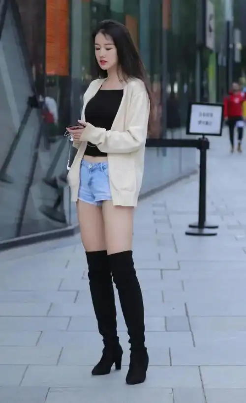 女性魅力的牛仔短裤加上过膝靴互赞互关