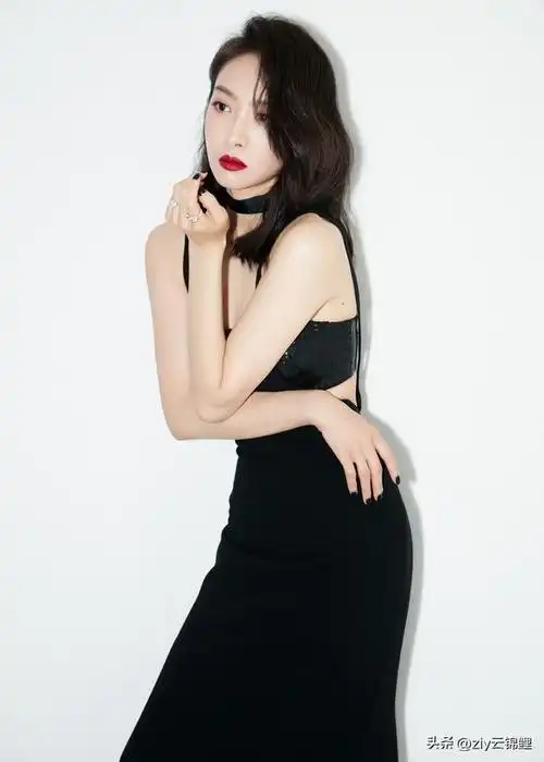 宋茜穿橘色抹胸裙大秀身材超长美腿露性感背部眼神甜蜜超心动