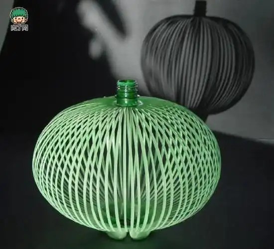 废旧塑料瓶手工制作的艺术 利用家人喝完剩下的废旧可乐瓶,塑料瓶可以