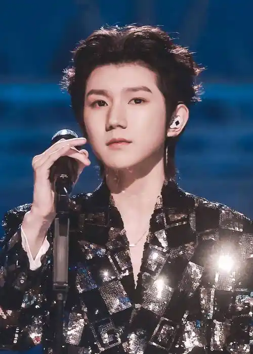 舞台近照太真实,王俊凯黄牙恶心,王源脸比乒乓球大_表演_镜头_明星