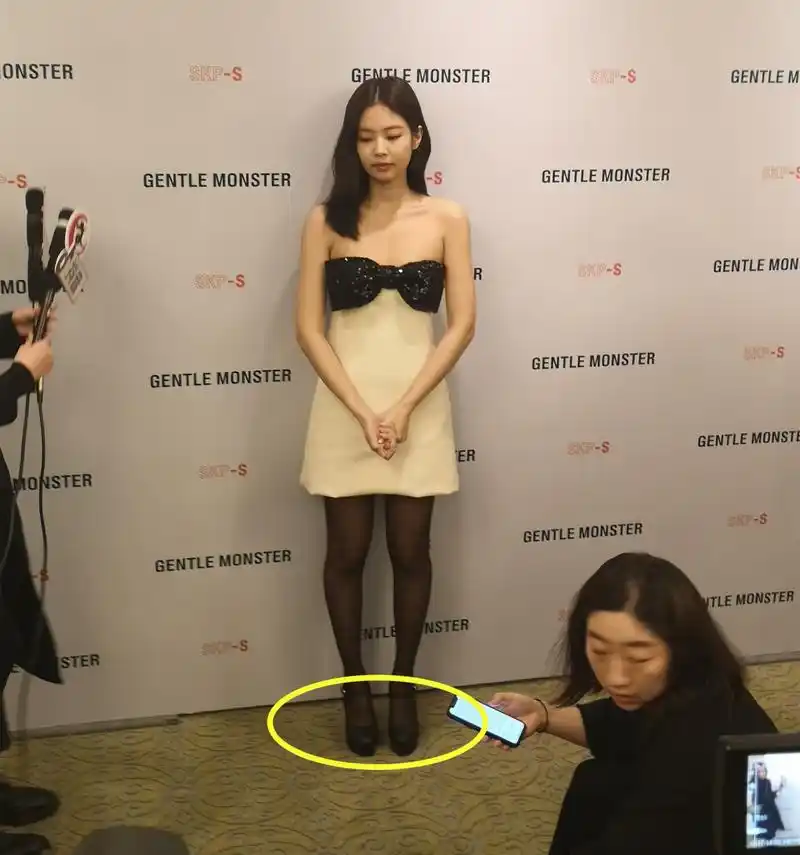 一条黑色的丝袜也就算了,脚上居然还是所谓的"时尚雷区"驴蹄鞋!