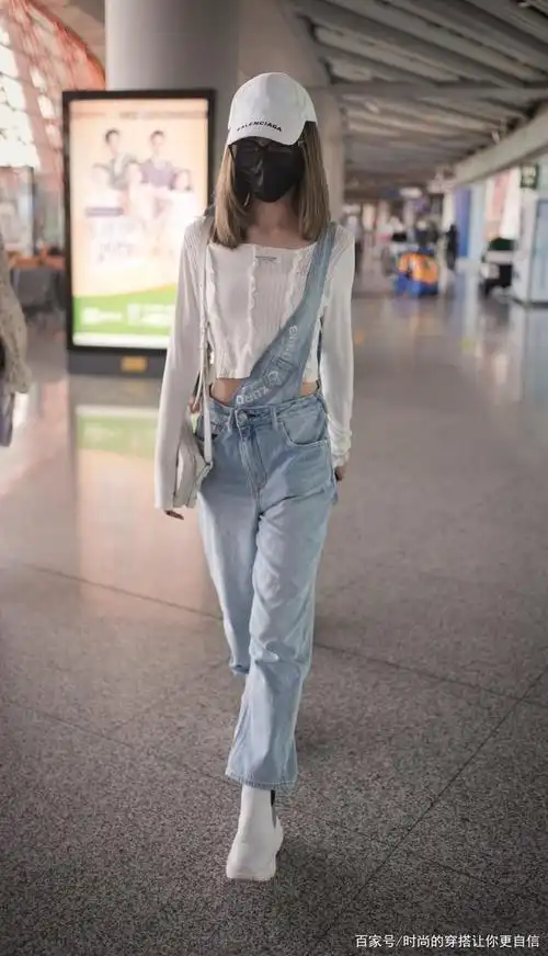 郑乃馨最新机场私服,身穿开衫配牛仔背带裤,夏日清新穿搭模板