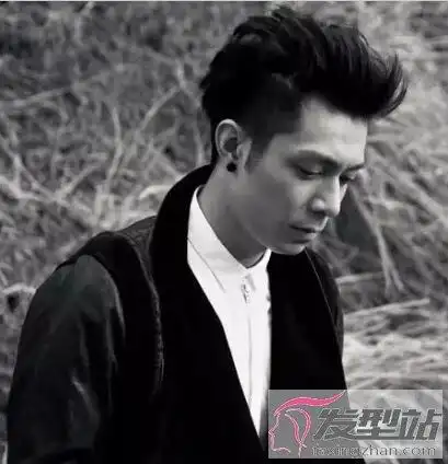 发型乍看就很吸睛,顶部保留繁多的发量,打造出蓬松立体的效果,鬓角连