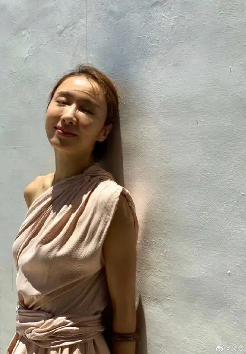 黎姿近照苹果肌硕大脸僵硬眼睁不开被指像巫婆女神颜值降太多