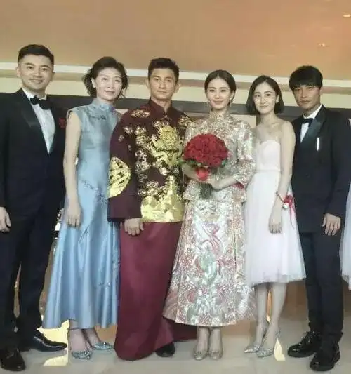 刘亦菲晒全家福59岁妈妈上热搜原来到最后我会活成你的样子