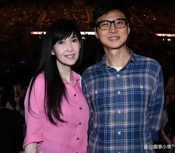 周慧敏依旧容光焕发,仿佛未曾岁月留痕,而倪震已不再保持当初的风姿.