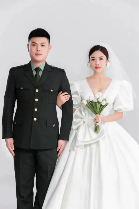 军装配白纱521看绝美婚纱照