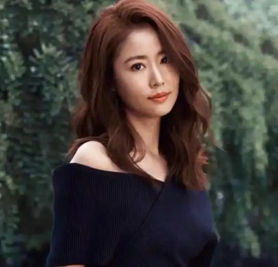 林心如近况曝光引争议,肚子隆起疑似怀孕,47岁素颜像路边大妈