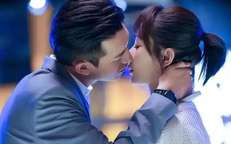 杨紫李现拍吻戏为何只露上半身?当镜头往下移,网友笑出猪叫声