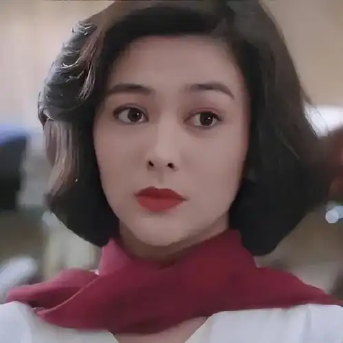 出生在演艺世家的关之琳,完美继承了父母的高颜值,成了当年数一数二的