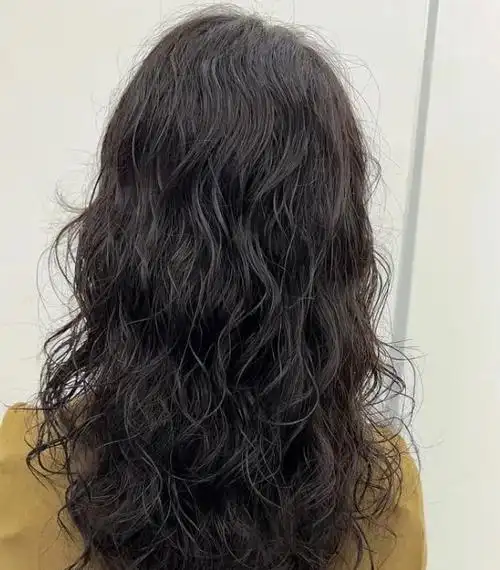 随性又自然的羊毛卷烫发,头发不用染,黑色的羊毛卷照样好看凸显气质.