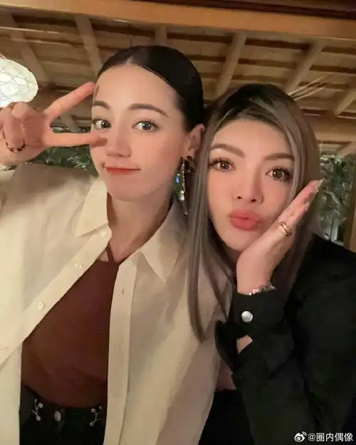 迪丽热巴和工作人员合照##迪丽热巴捧脸比耶照