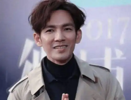 不老男神钟汉良近态脸肿僵硬笑不开被嘲撞脸张庭老公