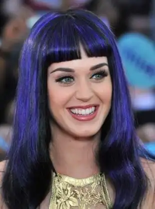 的"水果姐姐"也是不是用妹妹头来扮嫩,齐齐的短刘海,挑染的亮蓝色头发