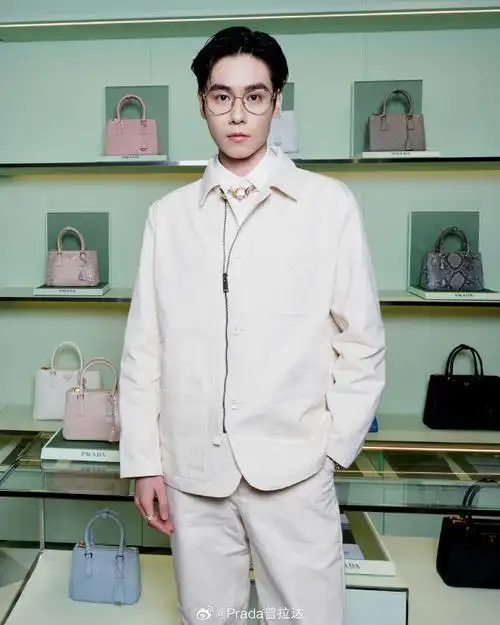 prada星闻#@胡一天啊出席prada青岛海信广场店焕新启幕活动,身着
