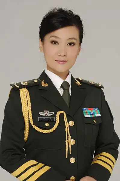 著名女歌手谭晶军装写真(组图)