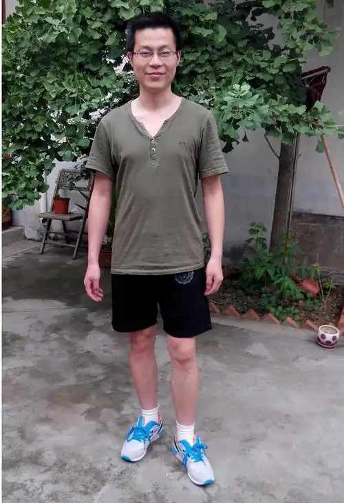 本人是非常酷爱运动的男孩,身高175cm,体重有140斤,平常爱好是听音乐