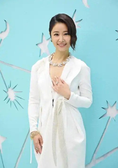 林心如真是辣妈中的"标杆",一袭低领连衣裙开高叉,身材更窈窕