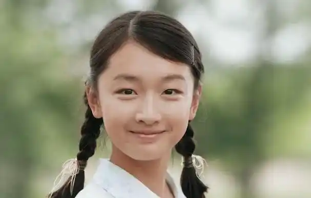 周冬雨,一个才华横溢的年轻女演员,她的演艺生涯充满了挑战和辉煌