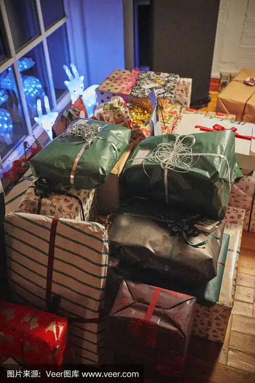 用纸包着的圣诞礼物堆在一起