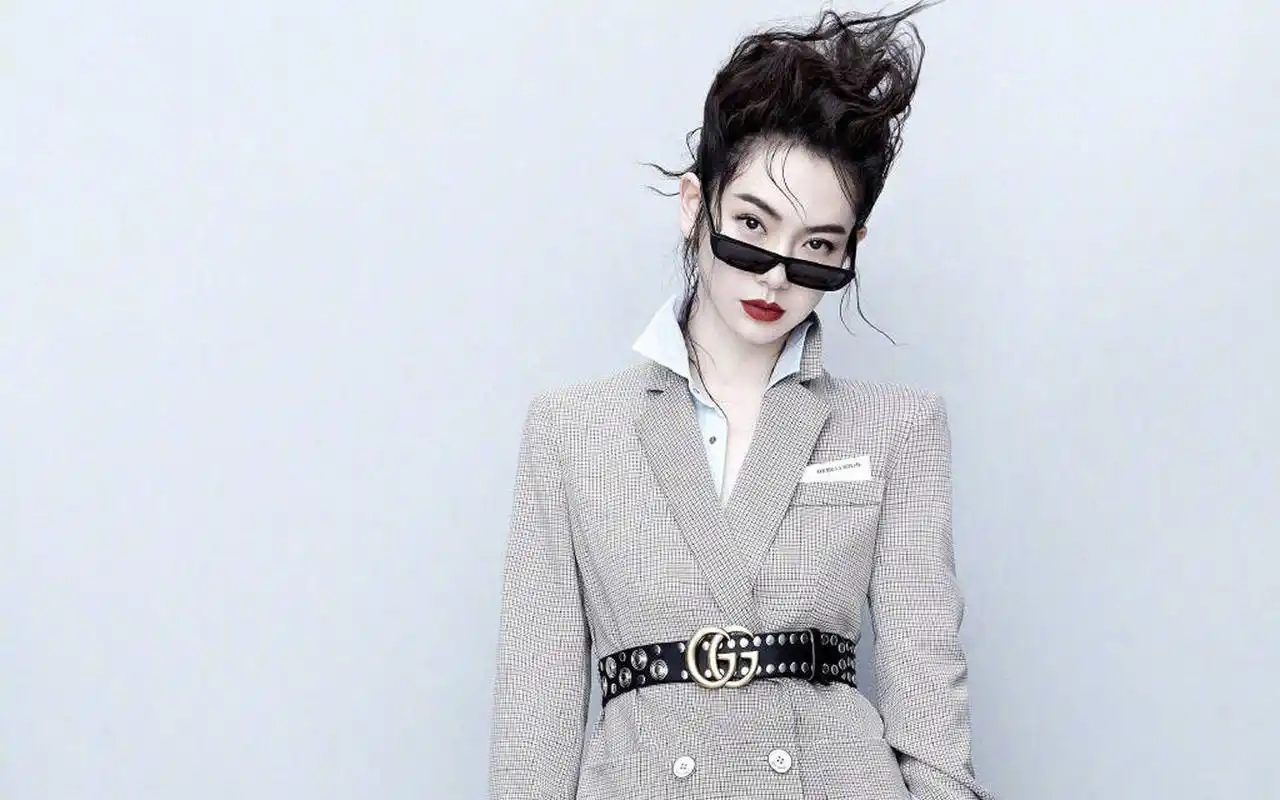 首页 桌面壁纸 大陆明星 戚薇冷艳性感时尚写真图片壁纸 上一张 下一