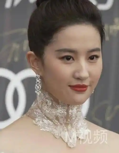 十二位女明星怼脸生图,一眼就看出差距,迪丽热巴纯属造型师的锅_状态