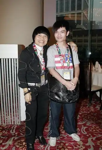 66岁绿叶八两金常驻内地转型做老板携25岁儿子四处登台月入50万