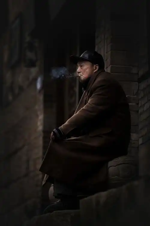 沧桑我的街头探索1/130光合作用cq2019年2月8日1551关注抽烟的老人