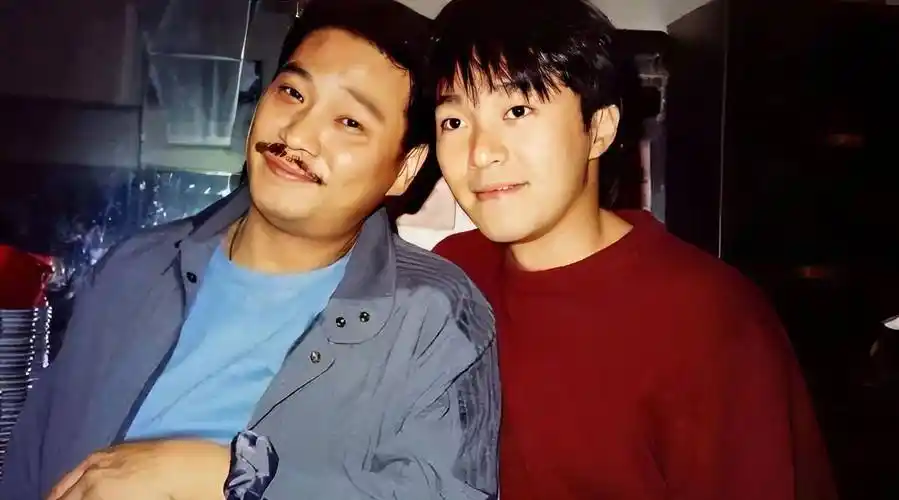 吴孟达的儿子:替父亲照顾2位前妻,支撑起4个家庭,是一种幸福_周星驰