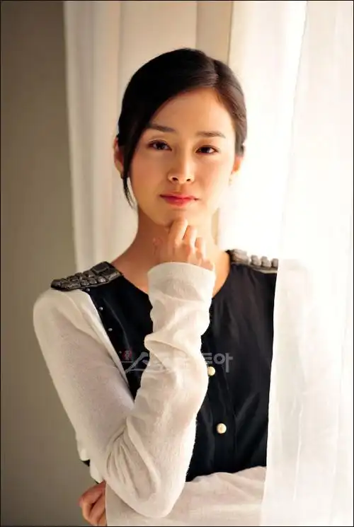 该网站负责人表示,金泰熙是韩国首尔大学服装系学生,且学生