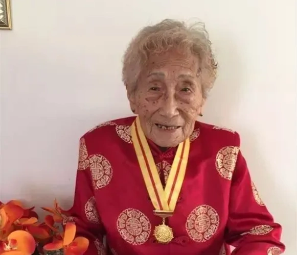 陈中柱将军:身中六弹壮烈牺牲,孕妻独闯敌营,要回头颅守节76年