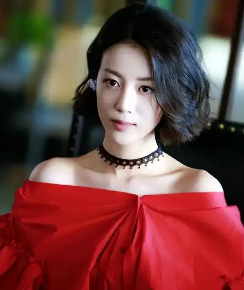 以前的李溪芮被大家称为"短发女神",轻松hold住各种短发造型,加上