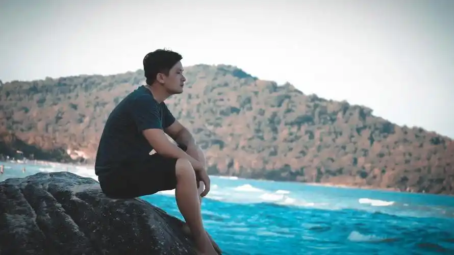 坐在海边的男人