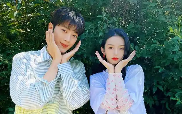 赖冠霖带女友和朋友聚会,评论区还停留在他与周也的绯闻上