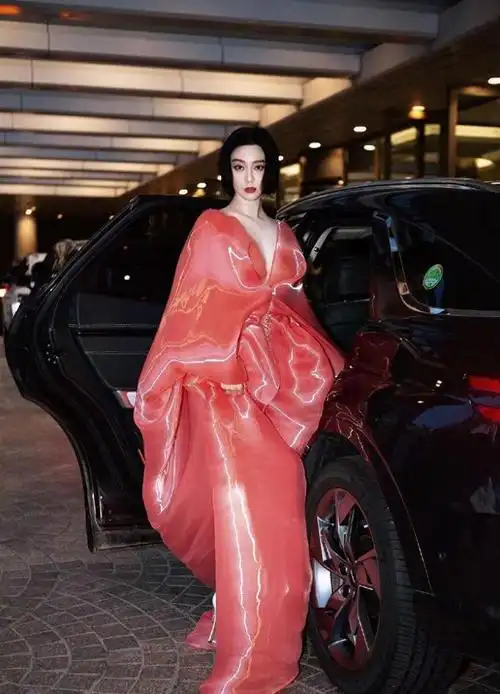 范冰冰退圈后彻底变大胆,穿薄纱红裙似武则天,如今仍尝试复出