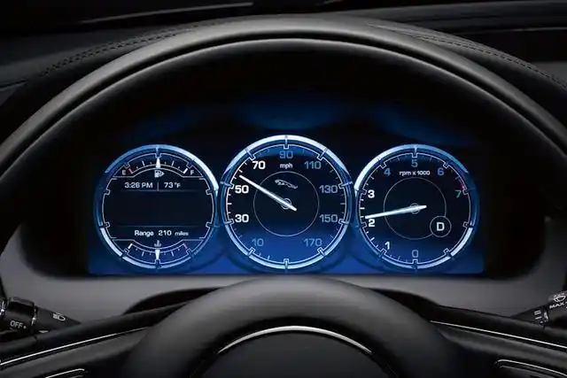 随着汽车的不断发展,机械仪表盘渐渐被数字液晶仪表盘取代,内容变得更