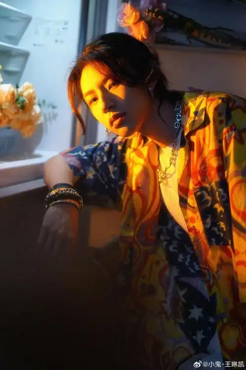 小鬼港风花衬衫随拍🈶️ 超港超帅的小鬼,松弛感拿捏住了!