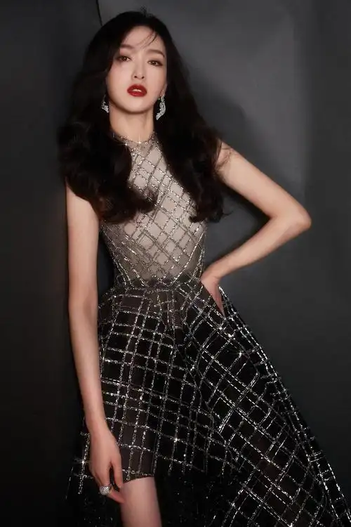 简介:唐嫣闪耀钻石裙性感写真图片,分享一组唐嫣图片给大家,图中的