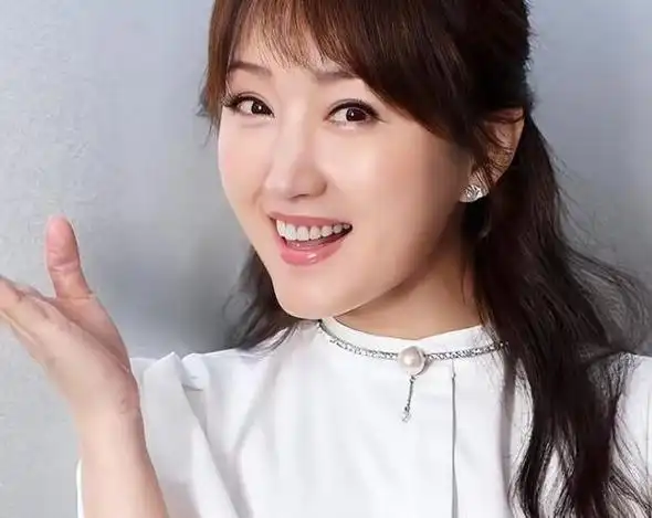 48岁的杨钰莹再次引发争议?肉体互动引发网友评论:实在不妥!