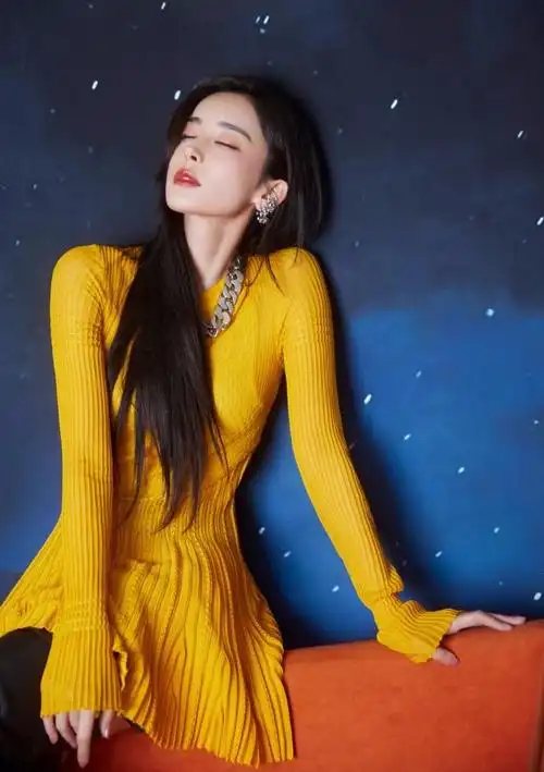 组图:古力娜扎皓月星空写真曝光 长发披肩尽显温柔妩媚