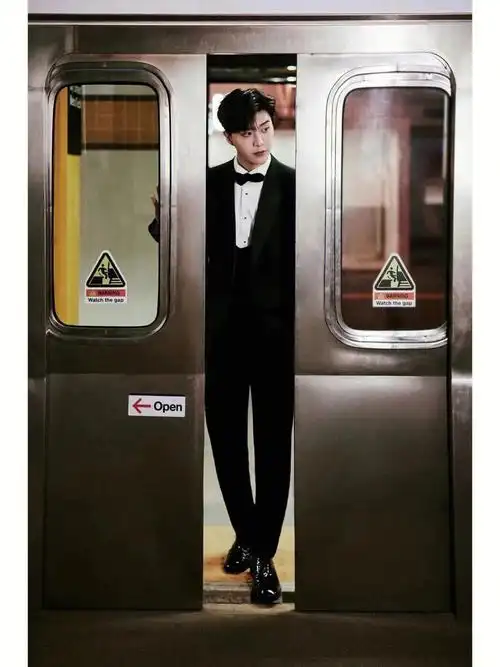 cl红底鞋  #范丞丞  #范丞丞同款  #男生穿搭  #男士皮鞋  #男士