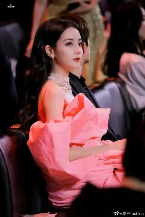 迪丽热巴超话#迪丽热巴wink#迪丽热巴微博之夜内场图～又被狠狠的美到