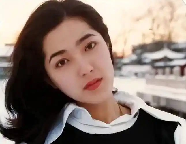 秦海璐曾在一次采访中讲到:曾黎在一进学校的时候,全校同学都公认她是