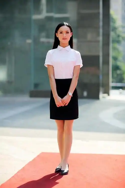 在所有的正装照里 我最中意这一张 后来的个人简历上都是这张照片 一