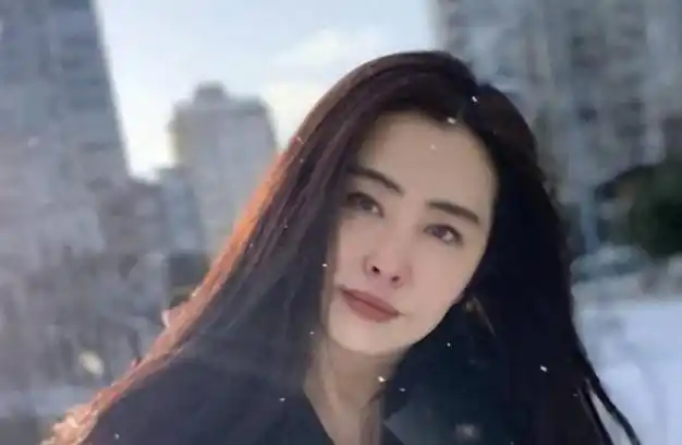 56岁王祖贤罕见露面穿纱裙又高又美就是嘴凸太影响颜值