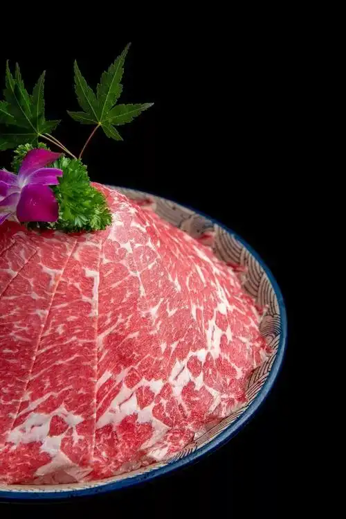 每一片雪花肥牛上大理石花纹分布均匀,白似雪,状如花, 品质绝对新鲜