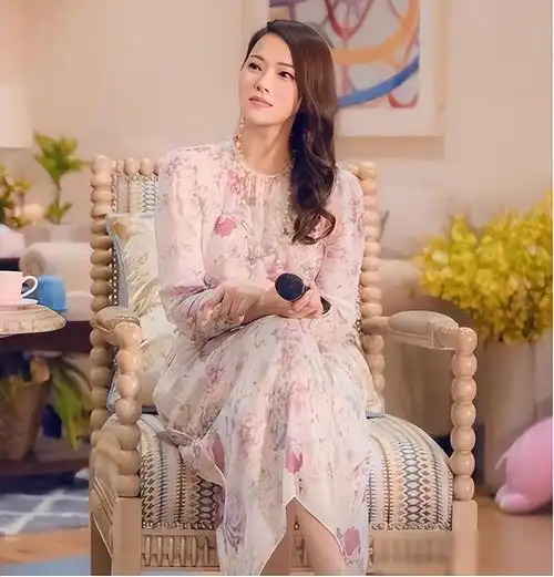 秦昊老婆跑韩国打水光针56岁伊能静满脸针眼感慨真的很痛