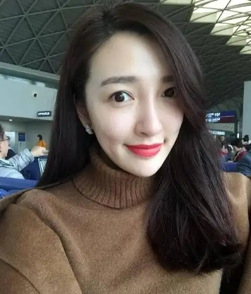 上海主持人刘彦池37岁台上璀璨台下美满两度嫁入豪门