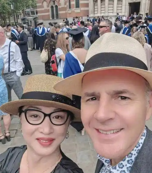 金星晒与丈夫甜蜜合照 两人赴伦敦参加儿子毕业典礼