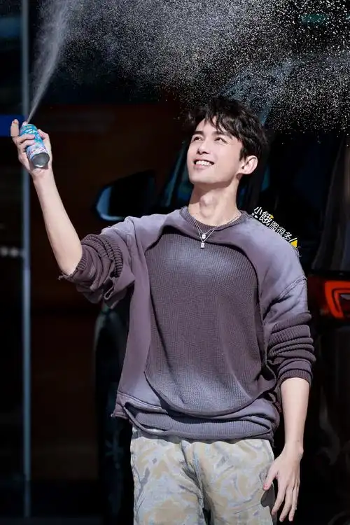 吴磊赵今麦hi6上班路透图##吴磊自己撒雪自己扫